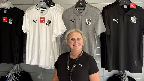 Read the full article - Darts Family: Clare Weeks