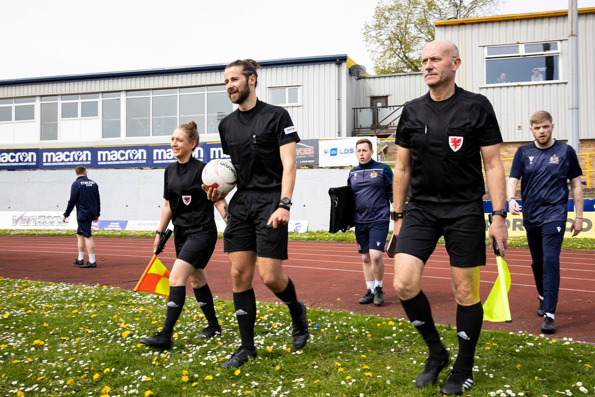 Referee, Tegid Richards (centre)