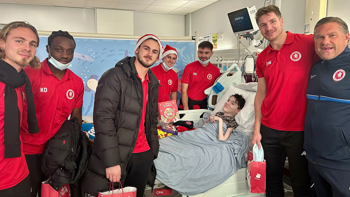 🎥 WingsTV / Wings spread festive cheer at Queen Elizabeth Hospital ...
