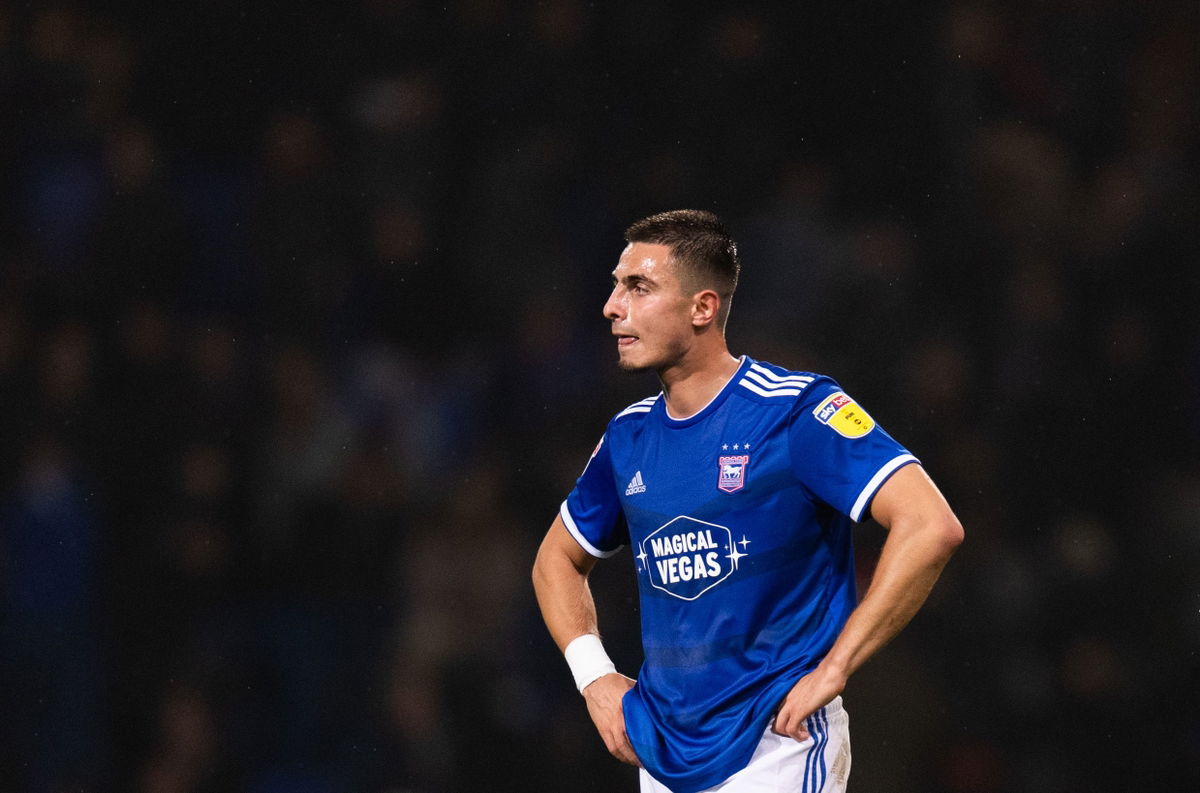 Anthony Georgiou refuerza la defensa de Woking