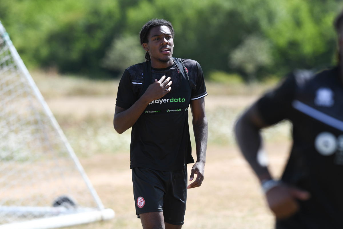 Kemall Wilson firma como profesional en Woking FC