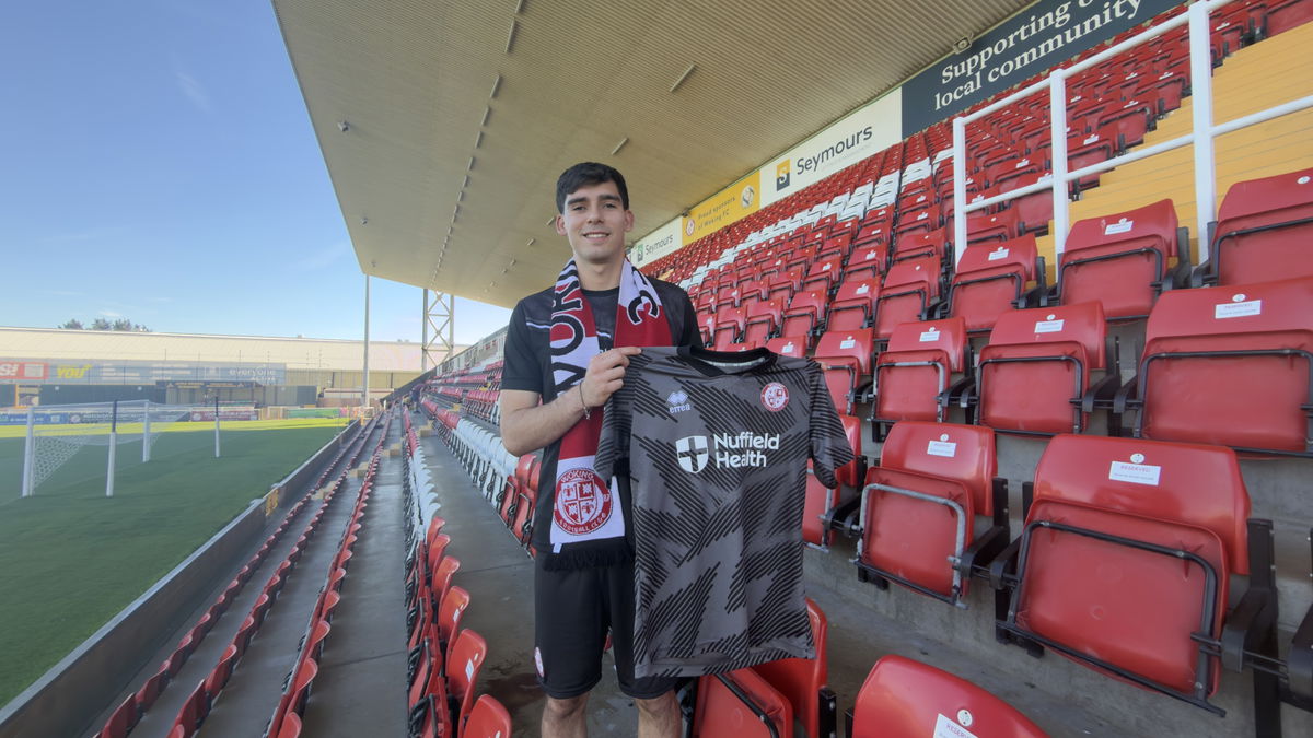Woking sign Vicente Reyes
