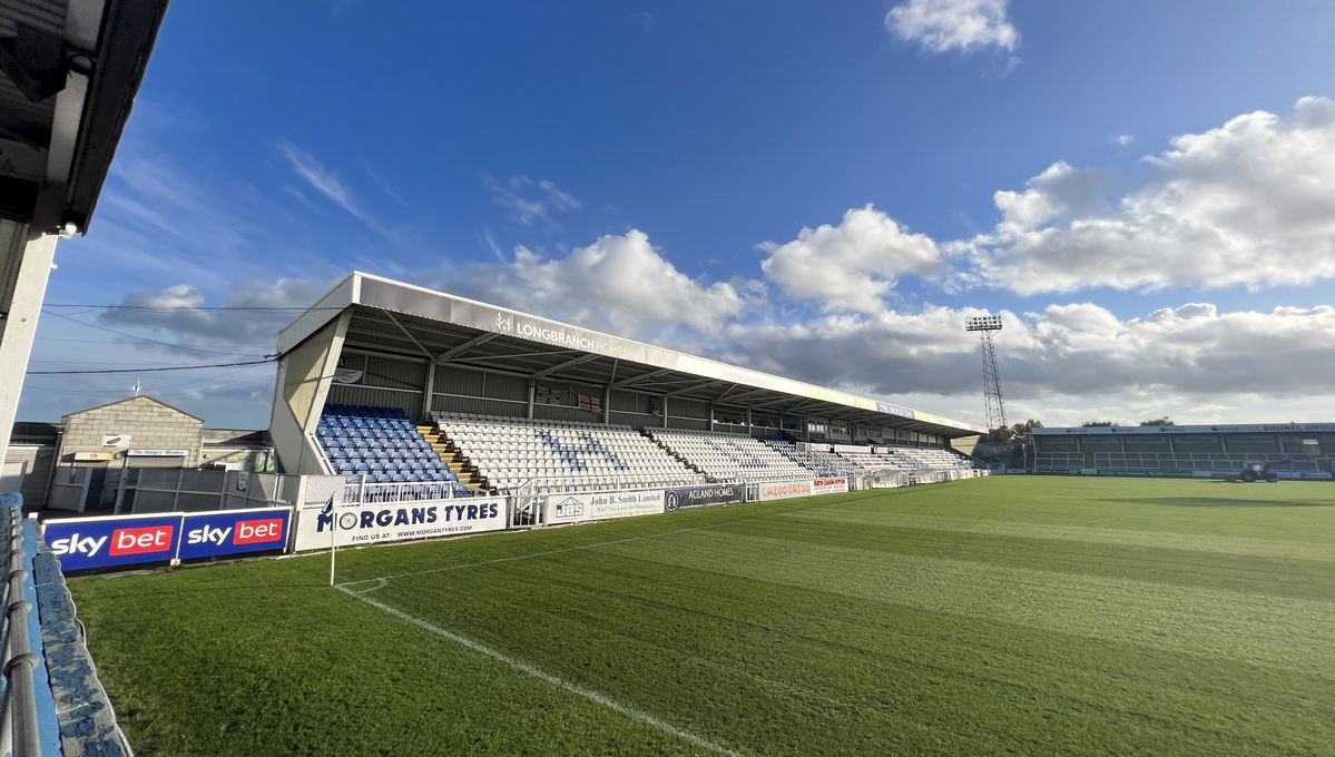 Hartlepool y Worthing arrancan en zona de playoff
